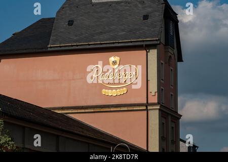 Logo des Radeberger Pilsner Bieres auf einer Gebäudeaußenseite. Die berühmte Brauerei in sachsen produziert Getränke. Goldene Buchstaben als auffällige Werbung. Stockfoto