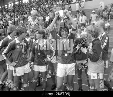 Oslo 19820802. Norwegen Cup1982 10.-jähriges Jubiläum. Internationales Fußballturnier für Kinder und Jugendliche bei Ekebergsletta. Norwegische Mädchen im Finale. Das Mädchenteam Fløya musste im Finale in Bislett mit 0-1 für Pei-Tou aus Taiwan verlieren, aber die Freude war nicht weniger aus diesem Grund. Hier mit Medaillen und Pokalen. Foto: Inge Gjellesvik / Bjørn Sigurdsøn Stockfoto