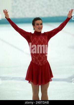 Hamar 19940225 OL Lillehammer-94, Eiskunstlauf, freie Frauen im Hamar Olympic Amphitheater. Katarina Witt in Aktion in ihrem Freilauf, choreografiert nach dem Lied „Where have All The Flowers Gone“, das sie den hart erprobten Menschen in Sarajevo widmete, wo sie 1984 ihre ersten Olympischen Spiele gewann. Foto: Jon EEG / NTB Stockfoto