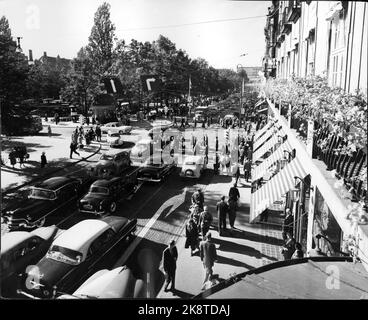 Oslo im Sommer 1959. Karl Johans Tor, Überblick über Verkehr, Autos, Fußgänger, Menschenleben. Foto: Aage Storløkken / Aktuell / NTB Stockfoto