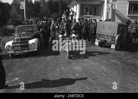 Hadeland 1963. September drei Gefangene sind aus dem Bots-Gefängnis in Oslo geflohen. Hunderte von Polizisten und Militärs mit Maoren, automatischen Waffen und Gewehren jagen in den Hadelands Tracts nach den entflohenen Gefangenen. Sammlung von Polizisten und Soldaten. Polizei auf einem Motorrad. Foto: Svein Bakken, Ivar Aaserud, Sverre A. Børretzen, Aage Storløkken / Aktuell / NTB Stockfoto