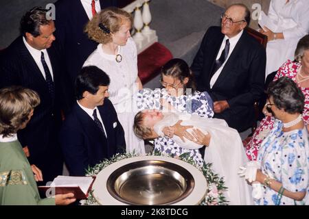 Oslo 19890620: Ingeborgs Tochter von Prinzessin Ragnhild und Erling Lorentzen tauft ihre Tochter Victoria Ragna Ribeiro in der Schlosskapelle. Hier am Taufbecken Eltern Paulo Ribeiro und Ingeborg mit dem Kind. Rechts die Prinzessin Arid, die Prinzessin Ragnhild und der Olderfar-König Olav. Foto: Knut Falch Scanfoto / NTB Stockfoto