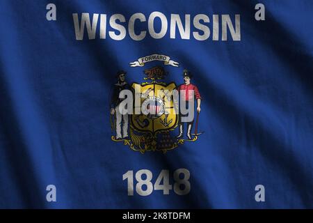 US-Staatsflagge von Wisconsin mit großen Falten, die in Innenräumen unter dem Studiolicht winken. Die offiziellen Symbole und Farben in Stoff Banner Stockfoto