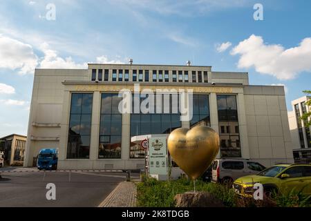 Eingangsbereich der Radeberger Exportbrauerei. Goldene Buchstaben über die Brauerei in Sachsen. Nahaufnahme des Gebäudes an einem sonnigen Tag. Stockfoto