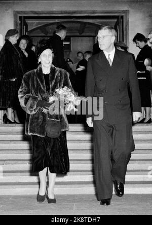 Oslo 19520312. König Gustaf Adolf und Königin Louise von Schweden werden offiziell in Norwegen besucht. Hier sehen wir das Königspaar nach einem Besuch in der schwedischen Kirche auf dem Weg nach draußen. Königin Louise mit Pelzjacke und Blumen. Foto: Jan Stage NTB Archive neg. 12960J / NTB Stockfoto