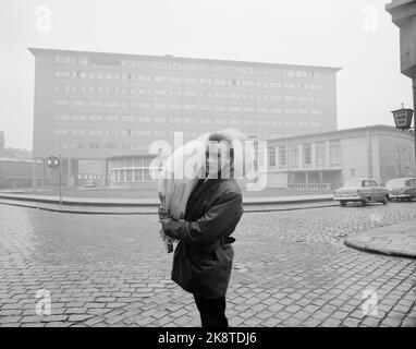 Antwerpen, 1956. Das Staatliche Wohlfahrtsamt für die Handelsflotte („Welfare“) hat 13 Night Out in wichtigen Hafenstädten auf der ganzen Welt eingerichtet. Hier aus Antwerpen, wo sie das Geschäft 1948 begannen. Das "Hotel Scandia" ist die obersten zwei Etagen des neuen internationalen Seemannshauses, das 1954 eröffnet wurde. Didrik Ekerhovd aus Bergen hat sich in Antwerpen an Geh nach Hause. abgemeldet Doch zuerst wird er das neue Matrosenhaus in Falconrui besuchen, das seine 9 Stockwerke hoch dem Wetter über das alte Hafengebäude schießt. Foto: Aage Storløkken / Aktuell / NTB Stockfoto