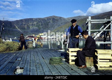 Honningsvåg 19521115. Recovery-Arbeit von Fiskevær Honningsvåg on Magerøya. 5 Jahre nach dem Krieg von 1947 bis 1952 spiegelt sich hier die Wohnreise voll und ganz in den Bildern wider. Die Deutschen legten Honningsvåg in Kies. Nach dem Krieg befand sich der Ort in einem chaotischen Ruinhaug, wo die Kirche als einziges Gebäude zurückgelassen wurde. In einem Bild vom Pier, wo Fischer das Garn für einen neuen Angelausflug machen. Foto: Sverre A. Børretzen / Aktuell / NTB Stockfoto