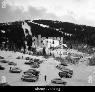 Hakadal 19630113 das neue Skigebiet Varingskollen wurde eröffnet, mit Sessellift, alpinen Loipen und Wanderwegen. Hier ist ein Überblick über die Anlage. Der Parkplatz, das Aufzugshaus und die Wanderwege. Foto: Thorberg / NTB / NTB Stockfoto