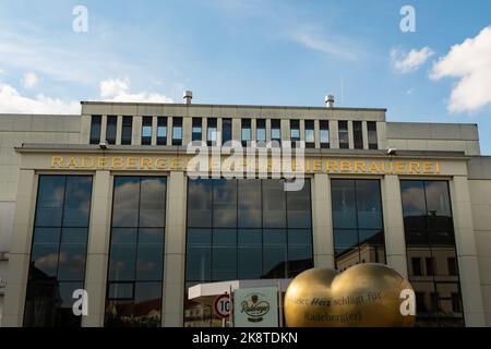 Radeberger Exportbrauerei Schriftzug der berühmten Biermarke. Goldene Buchstaben über die Brauerei in Sachsen. Nahaufnahme des Gebäudes. Stockfoto