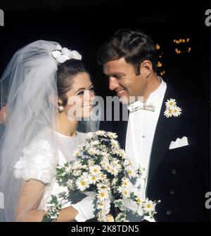 Oslo 19690830. Die Künstlerin Wenche Myhre und Torben Friis-Möller heirateten in der Grefsener Kirche. Hier sehen wir das glückliche Brautpaar nach der Hochzeit. Brautstrauß mit Klerus. Foto: Erik Thorberg NTB Archive / NTB Stockfoto