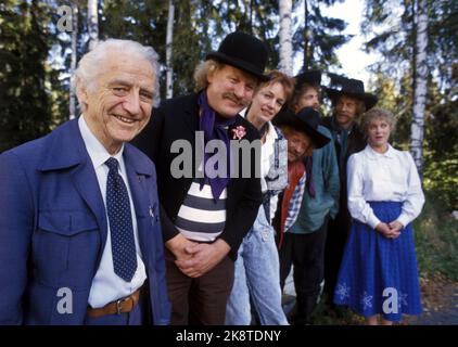 Oslo 19870929. Aus der Aufnahme des Films People and Robbers in Cardamom City. Z. B. Autor Thorbjørn Egner, Jon Skolmen (Wurstmacher), Regisseur und Produzent Bente Erichsen, die drei Räuber Jon Eikemo (Jonathan), Øivind Blunck (Jesper) und Sverre Anker Ousdal (Kasper) und Grunnet Molvig (Mrs. Bastian). Foto Henrik Laurvik / NTB Stockfoto