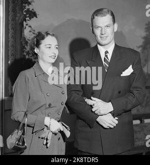 Oslo 19530214. Die Verlobung von Prinzessin Ragnhild und Reeder Erling Lorentzen. Schließlich konnten Prinzessin Ragnhild und Reeder Erling Lorentzen ihr Engagement veröffentlichen. Hier sehen wir das glückliche Paar, das sich während der Fotografie auf dem Schloss im Zusammenhang mit der Verlobung in der Hand hält. Foto: NTB Archive / NTB Stockfoto