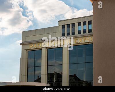 Radeberger Exportbrauerei Schriftzug der berühmten Biermarke. Goldene Buchstaben über die Brauerei in Sachsen. Nahaufnahme des Außenbereichs des Gebäudes. Stockfoto