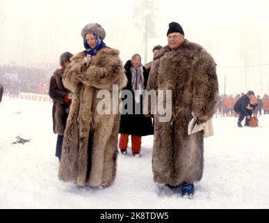 Oslo 19790309 König Olav zusammen mit Königin Margrethe von Dänemark in Holmenkollen. Hier in Wolfspelz. Foto: Vidar Knai /NTB Stockfoto