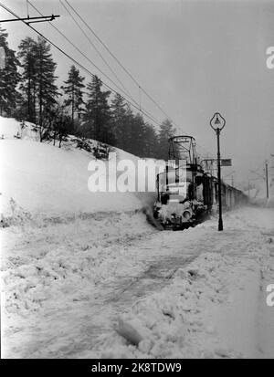 Südnorwegen, Februar 1951: Starker Schneefall über dem südlichen Teil des Landes verursachte wochenlang Chaos. Zweimal war die Sørlandsbanen wegen Schneefalls geschlossen. Hier der erste Zug, der am Mittwoch, dem 21. Februar, an 3 1/2 Tagen den Bahnhof Vegårdshei passiert. Die Pflasterkanten wurden allmählich 5 Meter hoch. Foto: Arne Kjus / Aktuell / NTB Stockfoto