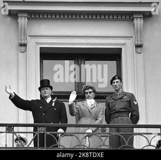 Oslo 19570517 May 17 die Feier in Oslo wurde zu einem ziemlich coolen Erlebnis, nicht zuletzt für die Kronprinzenfamilie auf dem Balkon. Hier aus V: Kronprinz Olav, Prinzessin Astast und Prinz Harald, letzterer in Uniform. Foto: NTB / NTB Stockfoto