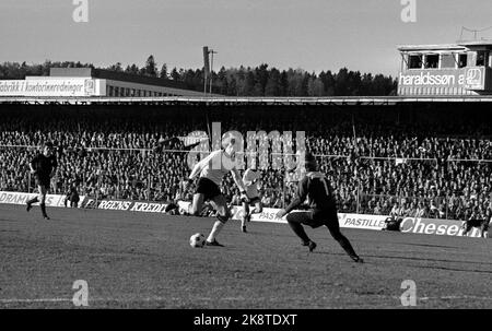 Oslo Oktober 1973. Fußball. Pokalfinale Strømsgodset - Rosenborg 1-0, Ullevaal Stadium. Ungerade Iversen gegen Inge Thun im Tor der SIF. NTB-Archivfoto / ntb Stockfoto