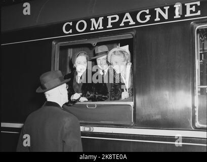 Oslo 19530406. Die Kronprinzenfamilie reist von der Ostbahn nach Luxemburg, um bei der Hochzeit von Prinzessin Josephine-Charlotte von Belgien und Prinz Jean von Luxemburg dabei zu sein. Hier sehen wir King Haakon (vorne), der gut darin ist (z. B.) Prinzessin Ragnhild, Kronprinz Olav und Kronprinzessin Märtha. Foto: NTB Archive / NTB Stockfoto