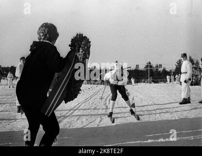 Elverum 19650220 Norwegen organisiert die Weltmeisterschaft im Biathlon in Terningmoen in Elverum. Hier wartet der Lorbeerkranz auf den norwegischen Anker auf dem Taktstock Ragnar Tveiten. Foto: Hordnes / NTB / NTB Stockfoto