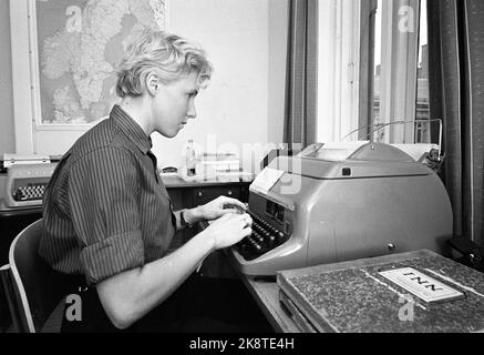 Oslo 17 November 1962 "Eine Bank wird ausgeraubt" wie funktioniert der moderne Detektiv? Wie funktioniert das Kriminalpolizeizentrum, wenn eine Bank ausgeraubt wird? Hier; -Frk. Inger Lise Dingstad sendet Fernschreibenachrichten von der K Central an die ca. 30 Polizeikammern, die einen Ferndrucker erhalten haben. Foto: Ivar Aaserud / Aktuell / NTB Stockfoto