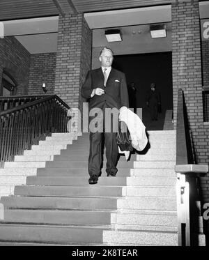 Oslo 19630928. "Rollenwechsel zum zweiten Mal" der Premierminister wird wieder Einar Gerhardsen (AP) genannt, nachdem John Lyng (H) am 25. September 1963 seine Koalitionsregierung aus rechter, christlicher Volkspartei, linker und Zentrumspartei eintrat. Hier John Lyng, der die Treppe hinuntergeht. Foto: Aage Storløkken / Aktuell / NTB Stockfoto