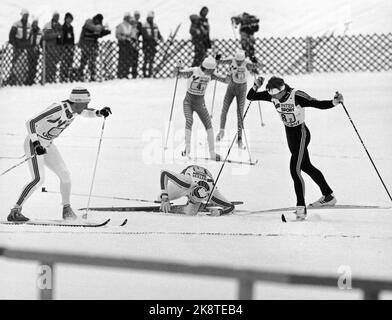 Oberstdorf, West Germany19870217. Ski World Cup, nordische Niederlassungen. Staffel, 4 x 10 km. Ove Aunli fällt, als er Vegard Ulvang abschicken wird, hier ist er nach dem Sturz auf dem Weg nach oben, Vegard Ulvang muss auf ihn warten, damit Aunli ihn auf die Schulter klopfen und ihn damit abschicken kann. Wechsel das norwegische Staffelteam holte sich Bronze. Das Team bestand aus Terje Langli, Vegard Ulvang, Pål Gunnar Mikkelsplass und Ove Aunli. (Bildserie 3 von 3) Foto: Inge Gjellesvik / NTB Stockfoto