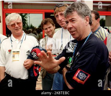 Let Baule. Die Weltmeisterschaft Frankreich. Egil Olsen zeichnet und berichtet der norwegischen Presse. Rosenborg-Trainer Nils Arne Eggen zu v. (Foto: Bjørn Sigurdsøn, NTB Plus) Stockfoto