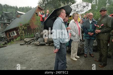 Dreizehn. Flutkatastrophe in Ostnorwegen. Aufgrund von Schneeschmelze und Regen ist Ostnorwegen von Überschwemmungen und Überschwemmungen betroffen. Das Ergebnis ist eine enorme Zerstörung von Kulturflächen und Gebäuden. Das Bild: Große Zerstörung in Tretten in Gudbrandsdalen, nachdem der Seitenfluss Moksa ein neues Rennen durch das Zentrum gefunden hat. Das Bild: König Harald besucht die überfluteten Gebiete von Tretten. Hier grüßt er die Flutopfer (v.) Solveig und Asgeir Rognstad und Jørga und Oddvar Nustad. Überflutete Häuser im Hintergrund. - - Das Bild ist ca. 47 MB groß ​​- - Foto: Morten Hval Stockfoto