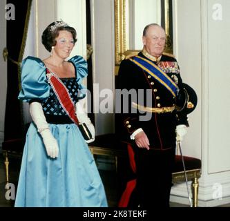 Oslo 19860513. Königin Beatrix und Prinz Claus der Niederlande bei einem offiziellen Besuch in Norwegen. Hier sind Königin Beatrix und König Olav auf dem Weg zu einem Galadiner im Schloss. Foto: Knut Nedrås NTB / NTB Stockfoto