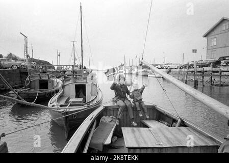 Strømstad 6. April 1963. Norweger laden Strømstad am Schneiddonnerstag ein. Die Tradition begann nach dem Krieg, als Norwegen den größten Teil der Waren vermisste. Die Geschäfte in Norwegen sind am Donnerstag geschlossen, so dass Sie eine Reise nach Schweden Unternehmen müssen, um das Auto oder Boot mit verschiedenen Waren zu füllen. Foto: Ivar Aaserud / Aktuell / NTB Stockfoto