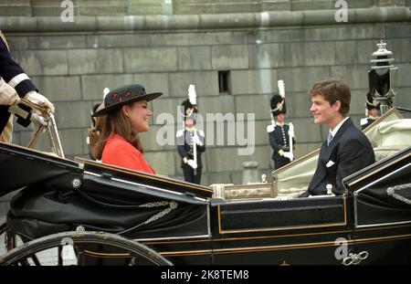 Stockholm 199604: König Carl XVI Gustaf 50 Jahre - mehrere Tage der jährlichen Party für Schwedens König. Picture: Der eigentliche Geburtstag am 30. April. Kronprinzessin Victoria (t Foto: Bjørn Sigurdsøn / NTB / NTB Stockfoto