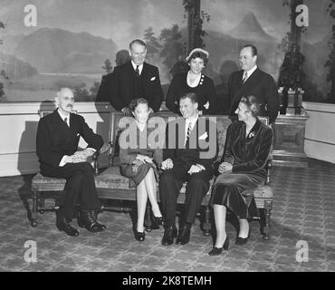 Oslo 19530214. Die Verlobung von Prinzessin Ragnhild und Reeder Erling Lorentzen. Schließlich konnten Prinzessin Ragnhild und Reeder Erling Lorentzen ihr Engagement veröffentlichen. Hier sehen wir das glückliche Paar, das sich während der Fotografie auf dem Schloss im Zusammenhang mit der Verlobung in den Händen hält. Auf dem Foto: (f. Hinter (z. B.) Reeder Øivind Lorentzen (Vater von Erling Lorentzen) Prinzessin Astrid und Kronprinz Olav. Foto: NTB Archive / NTB Stockfoto