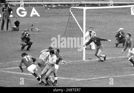 Oslo 19700919 ein Veteran und ein Debütant Fußball zwischen Norwegen - Schweden 2-4 im Ullevaal Stadium. 45 Minuten lang wussten etwas mehr als 12.000 Zuschauer und elf Fußballspieler, dass es sich gegen den Sieg in Ullevaal halten konnte. In der zweiten Hälfte kam der Regen - und die Schweden. Es sah fast so aus, als hätten die Norweger vergessen, dass es zwei Runden in einem Fußballspiel gibt. Wo ist der Ball? Wir stehen vor Sven-Gunnar Larssons Tor mit Olav Nilsen und Debütant Tor Fuglset in Aktion. Der Vogel hat einen guten Kampf geführt. Foto: Aage Storløkken, Sverre A. Børretzen / Aktuell / NTB Stockfoto