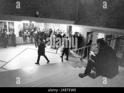 1969 Svalbard, Longyearbyen. Vom provisorischen Flughafen in Adventdalen. Es werden ca. vier Tonnen Post pro Fly an tausend Menschen in Spitzbergen verschickt. Vor dem Briefluke befindet sich eine Warteschlange, wenn der Post eintrifft. Briefe von zu Hause sind selten und werden vor Ort gelesen. Foto: Sverre A. Børretzen / Aktuell / NTB Stockfoto