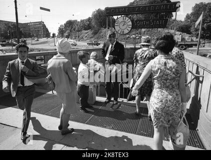 Oslo 28. Juni 1969. Karl Johansgate an einem heißen Sommertag in Oslo. Hier von der National Theatre Station. Ein Mann steht und verkauft Blumen. Foto: Per Ervik / Current / NTB Stockfoto