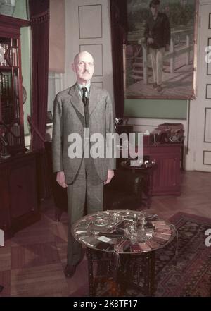 Oslo 19510526: König Haakon VII. Fotografiert auf dem Schloss. Vor ihm auf einem Tisch eine Auswahl seiner Orden und Medaillen. Foto: NTB / NTB Stockfoto