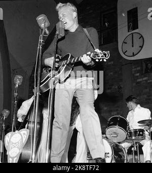 Oslo 19580820 Nordic Rock Wettbewerb im Jordal Amfi in Oslo. Rockmusiker traten vor einem großen und begeisterten Publikum gegeneinander an. Hier Rocke-Pelle, alias per Hartvig in Aktion mit Gitarre. Foto: Jan Nordby / NTB / NTB Stockfoto