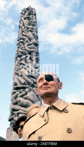 Oslo Mai 1978. Israels Außenminister Moshe Dyan besucht Norwegen. Hier besuchen Moshe Dyan Frogner Park und Vigelands Anlage den Monolith im Hintergrund. Foto: Erik Thorberg NTB / NTB Stockfoto