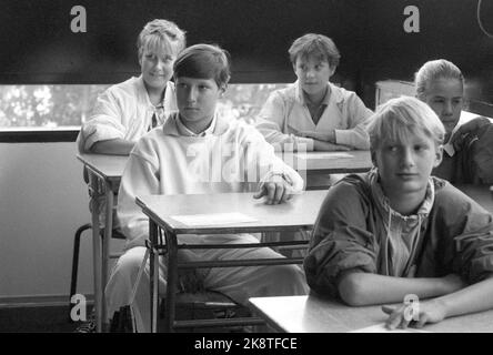 Oslo 1986-08-19: Die Kronprinzkinder beginnen bei kg. Prinzessin Märtha Louise und Prinz Haakon Magnus beginnen am Christian Gymnasium. Prinzessin Märtha wird mit der Klasse 9. an der Sekundarschule beginnen, während der Prinz 7 starten wird. Die Kinder waren früher Schüler an der Smedstad Schule. Das Bild: Prinz Haakon Magnus an seinem Platz am Schulschalter in seiner neuen Klasse. Er sitzt neben Truche Becher. Klassenraum, Klassenkameraden. Foto: Bjørn Sigurdsøn Stockfoto