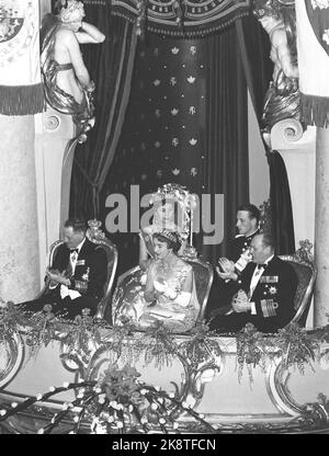 Oslo 196002 11-12. Königin Ingrid und König Frederik von Dänemark bei einem offiziellen Besuch in Norwegen. Hier von der Galavorstellung im Nationaltheater König Frederik (t Tapes, Schmuck und Diademe. Klappen. Foto: Ivar Aaserud Current / NTB Stockfoto