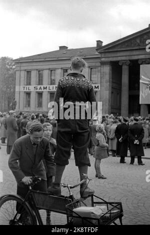 Oslo 19440515 Norwegen während des Zweiten Weltkriegs. Ministerpräsident Quisling sprach auf dem Universitätsplatz in Oslo vor einer riesigen Menschenmenge. Quisling sprach mit dem, was er die Verräter in London nannte, und für den Kampf gegen den Bolschewismus. Hier haben einige Bike-Angebote aufgehört, um zu sehen, was los ist. Einer der Jungen ist zum Produktrad geklettert, um besser auszusehen. Foto: Kihle / NTB / NTB Stockfoto