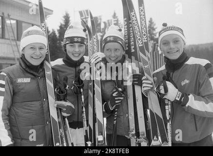 Lake Placid 19800221: Teamfoto von 4x5 km Staffel, wo die Mädchen Bronzemedaille während der Olympischen Spiele gewonnen haben. Von links Berit Kvello Aunli, Brit Pettersen, Marit Myrmæl und Anette Bøe. Foto: Erik Thorberg NTB / NTB Stockfoto