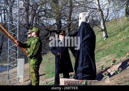 Drøbak, Oscarsborg, 9. April 1990. König Olav enthüllt eine Gedenkstätte für die gefallene Küstenartillerie in Oscarsborg. Premierminister Jan P. Syse ist ebenfalls anwesend und legt einen Kranz an der Gedenkstätte nieder. Hier die Enthüllung der Gedenkstätte. Foto: Morten Hvaal / NTB / NTB Bild # 2 von 4. Stockfoto