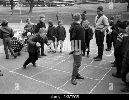 Oslo 196404 Kinder bei Marienlyst in Oslo springen Paradies, sowohl Jungen als auch Mädchen. Stud. Mag. Art. Åse Astrup (Åse Enerstvedt) sammelt als erstes im Land Material für einen Master-Abschluss über norwegisches Outdoor-Kinderspielzeug. Foto Sverre A. Børretzen / Aktuell / NTB Stockfoto