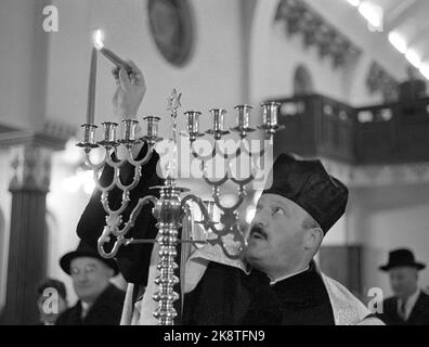 Oslo 19601128 Chanukka dauert bis Ostern. Die Chanukka-Partei hat - die jüdische Lichtpartei begonnen. Acht Tage lang halten die Juden die letzten. Von der Feier in der Synagoge in der mosaischen Religionsgemeinschaft in Oslo. Es ist der Kantor, der während des Dienstes das erste Licht anzündet. Foto: Sverre A. Børretzen / Aktuell / NTB Stockfoto