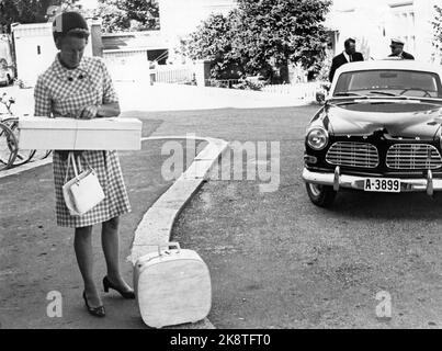 Fredrikstad, 3. Juli 1970. Kronprinz Harald (im Hintergrund) und die Hofdame der Kronprinzessin, Miss Evju, kommen im Zentralkrankenhaus in Fredrikstad an. Dies war die Botschaft vom 3. Juli 1970: „Die Kronprinzessin erhielt letzte Nacht und während der morgendlichen Abtreibung eine Blutung. Der Kurs war komplikationsfrei. Der Zustand der Kronprinzessin ist zufriedenstellend.“ Foto: Tor A. Andersen / Demokrat / Current Stockfoto