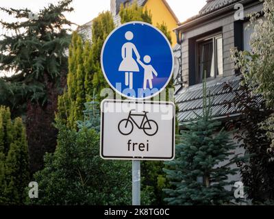 Straßenverkehrsschild für Fußgänger. Fahrräder sind erlaubt. Deutsches Straßenschild auf einem Gehweg, um die Sicherheit von Menschen und Radfahrern zu gewährleisten. Stockfoto