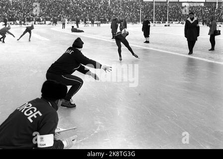 Oslo 19700115 WM auf Schlittschuhe, schnelle Rennen, in Bislett. Magne Thomassen in Aktion von 10.000 Metern. Die Sekunden zeigen mit den Fingern, dass er vier Sekunden unter der Form liegt. Thomassen wurde schließlich Nr. 2 insgesamt. Foto: Aage Storløkken / Aktuell / NTB Stockfoto