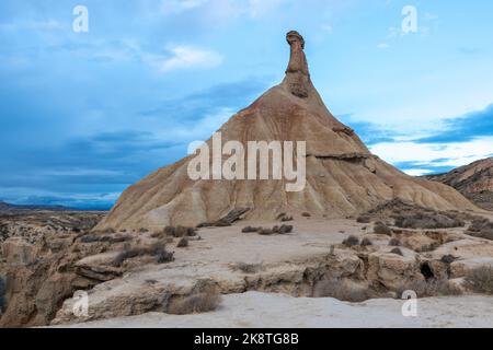 Eine szenische Aufnahme eines Sandsteinturms, der durch Erosion auf den Bardenas Reales in Navarra, Spanien, entstanden ist Stockfoto