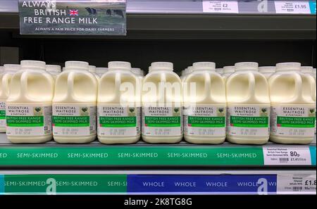 Eine Reihe britischer Freilandmilch in Plastikflaschen, die im Waitrose-Supermarkt verkauft wird Stockfoto